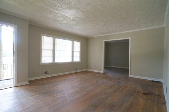 Building Photo - 435 S Barnett Shoals Rd