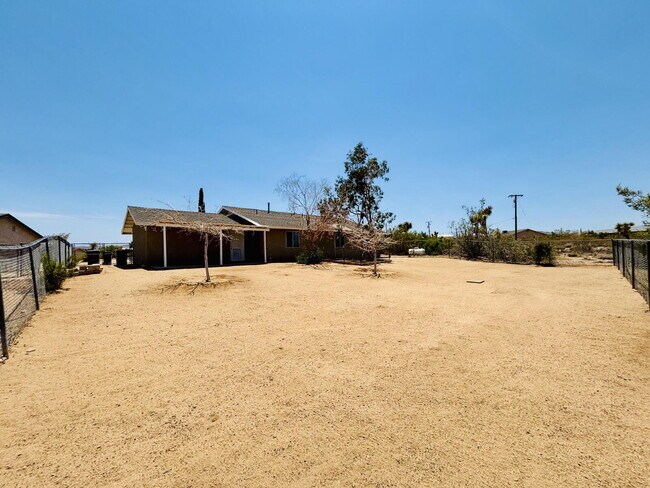 Building Photo - Charming 3-Bedroom with 2 Full Baths on th...