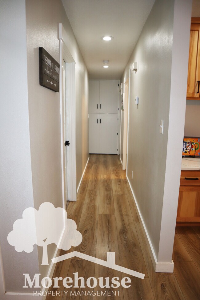 Building Photo - 10440 Meadow Lark Dr