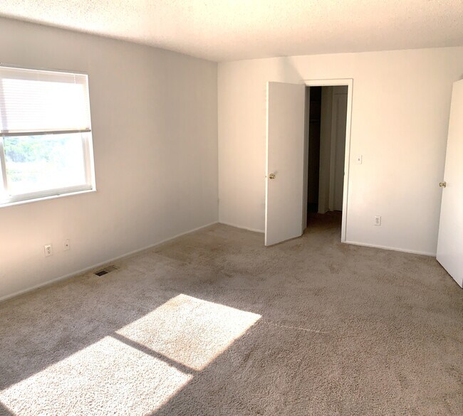 Building Photo - 122 Crawford Cir