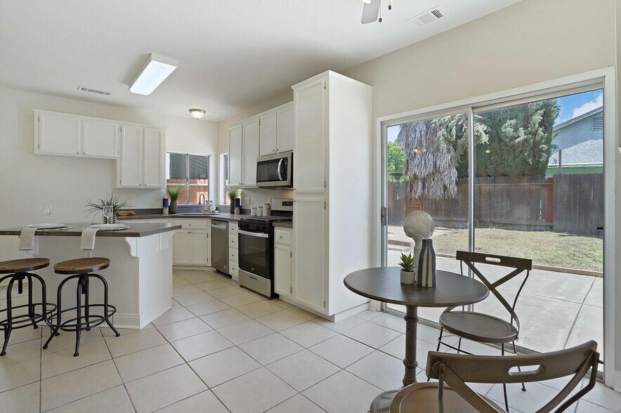 Building Photo - 2056 Middle River Dr