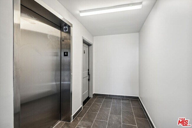 Building Photo - 819 E La Palma Dr