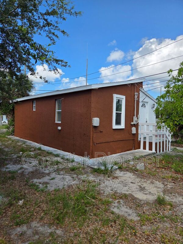 Building Photo - 606 Cross St