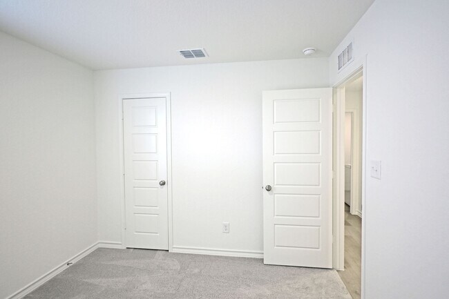 Building Photo - 946 Bluegrass Pt