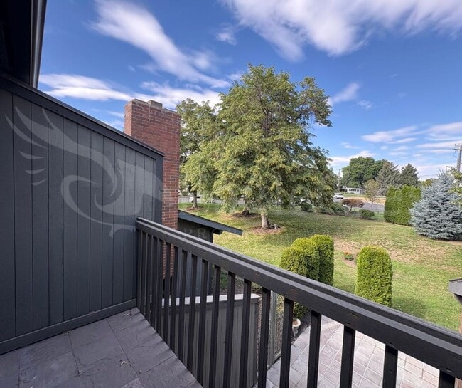 Building Photo - Three Bedroom Townhome Near Country Club G...