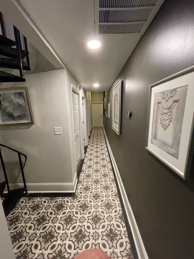 Building Photo - Stunning Furnished 3 Bedroom 3 Bath Condom...