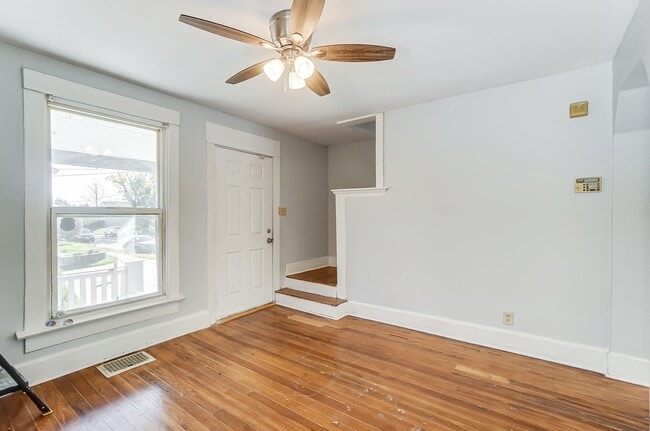 Building Photo - Two Bed, One Bath in Dayton!