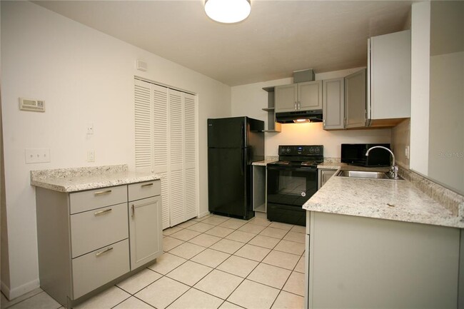 Building Photo - 1421 NW 6th Pl