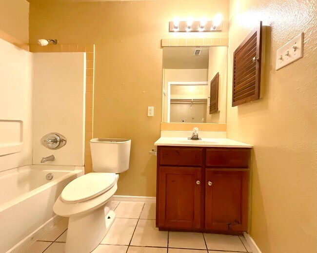 Building Photo - **MOVE IN SPECIAL** Convenient & Low-Maintenance Living Near St. Mary’s University!