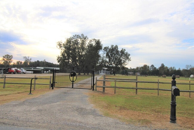 Building Photo - 900 Race Track Rd