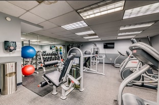 Building Photo - 6030 N Sheridan Rd