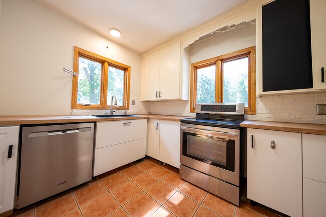 Building Photo - 14510 Gleason Lake Dr