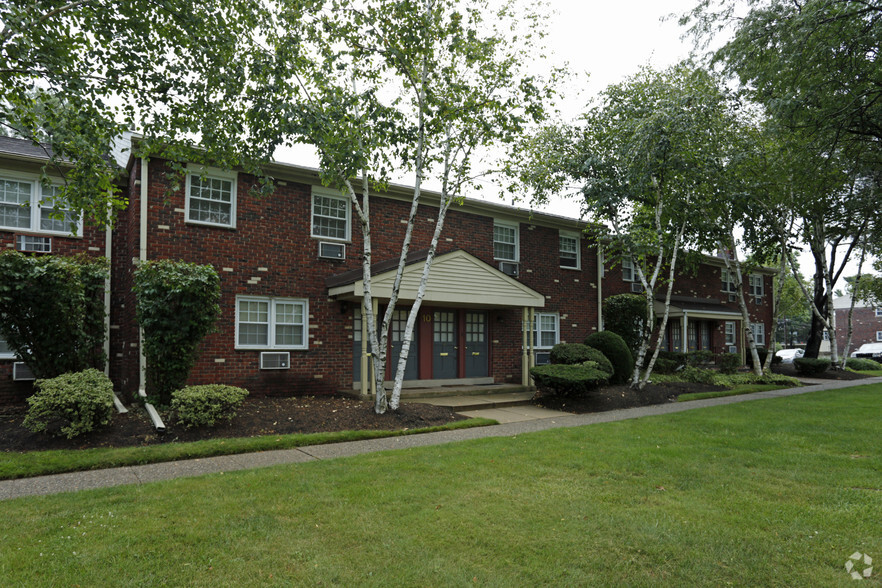 Building Exterior - Brookwood Gardens