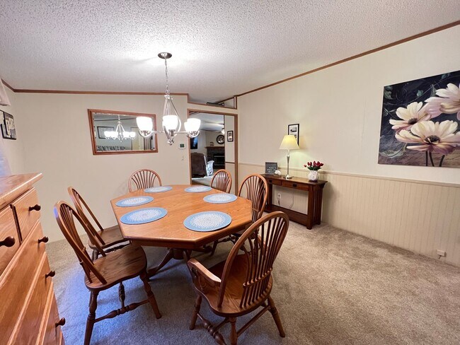 Building Photo - Fully Furnish with a relaxing LAKE access!