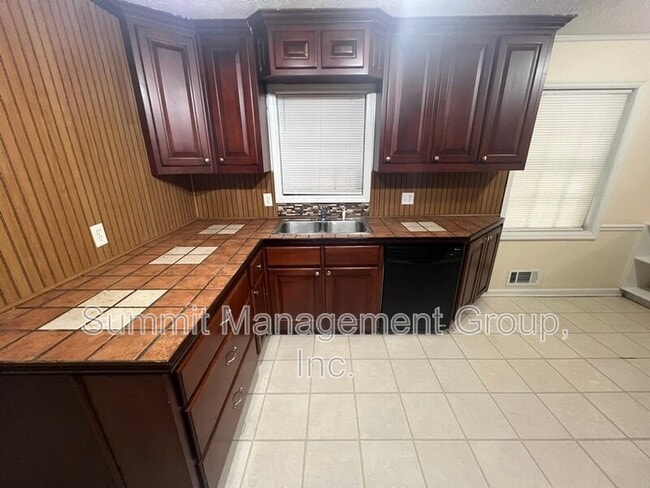 Building Photo - 916 Curry Cir SE