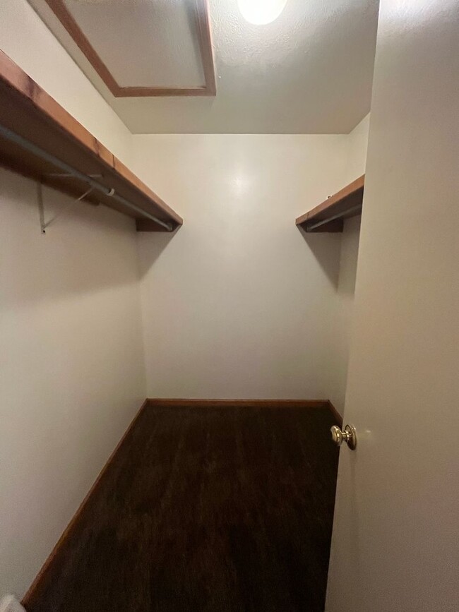 Building Photo - 3 Bedroom Duplex Available in Goshen