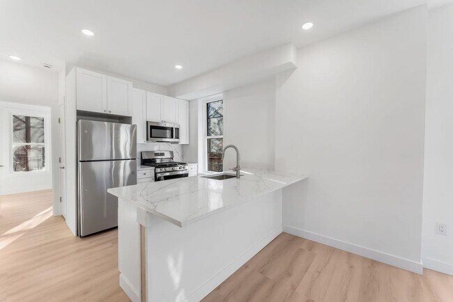 Building Photo - 306 Varick St