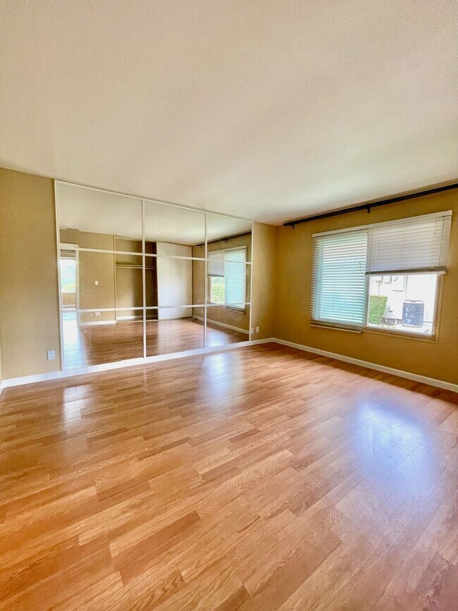 Building Photo - End Unit 3 Bed 2 Bath with a View