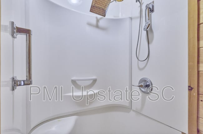 Building Photo - 573 Singing Pines Rd