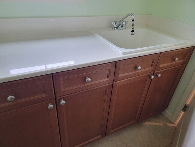 Building Photo - 3 Bedroom 3 bath house with a loft for rent in Folsom in the Parkway.  Solar & 240V Electric Car ...