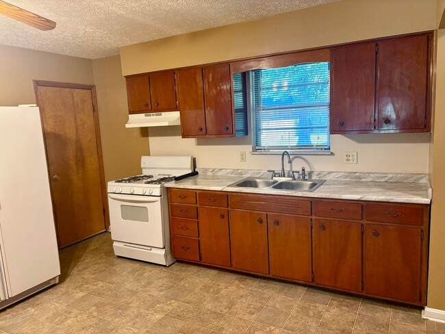 Building Photo - 3 bedroom home for rent