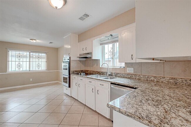 Building Photo - 5107 Trail Lake Dr