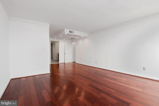 Building Photo - 1101 S Arlington Ridge Rd