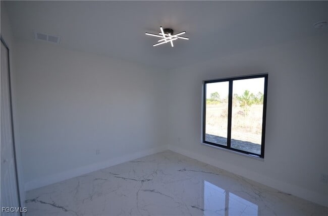 Building Photo - 1242 Hathor St E