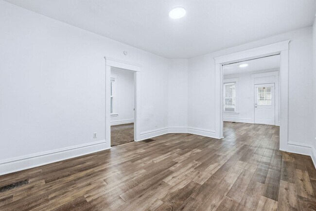 Building Photo - 3-Bed, 2-Bath Home with Large Kitchen & De...