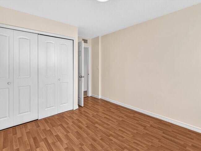 Building Photo - 220 Lakeview Dr