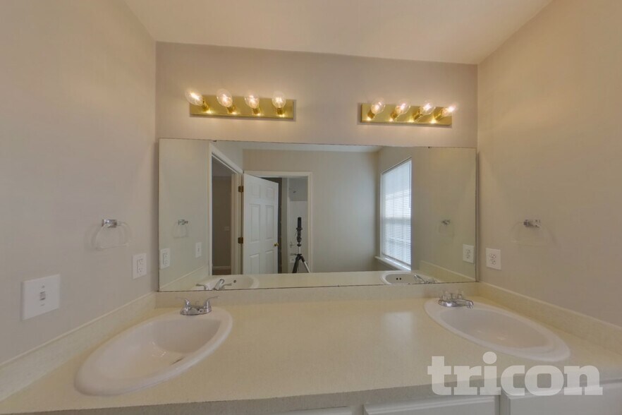 Building Photo - 163 Brooksong Dr