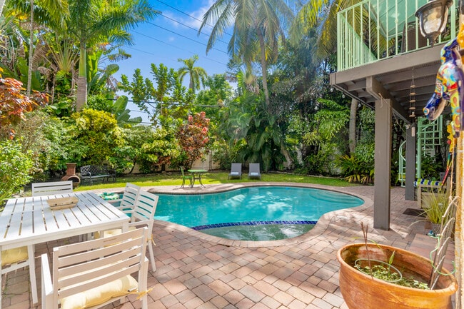 Building Photo - 614 SE 5th Ct