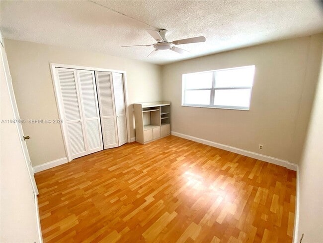 Building Photo - 400 Golden Isles Dr