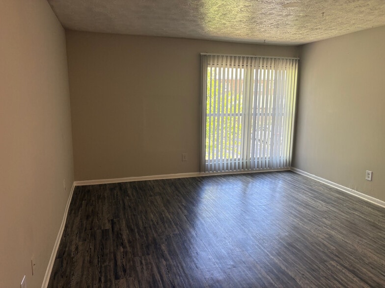 Building Photo - Room in Apartment on Stanton Rd SW