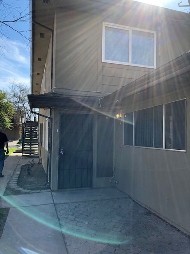 Building Photo - Townhome for Rent! Close to American River...