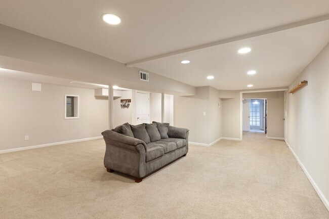 Building Photo - Very Spacious 4/3 w/ Finished Basement in Great Smyrna Location!