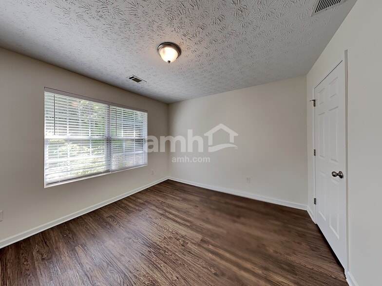 Building Photo - 910 Harbins View Dr