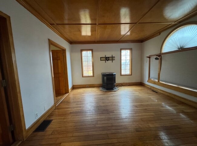 Building Photo - 13 Wawecus Hill Rd