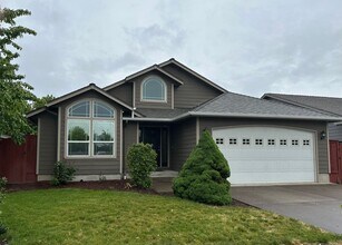 Building Photo - Very Nice 3 Bed 2 Bath Home With Vinyl Pla...