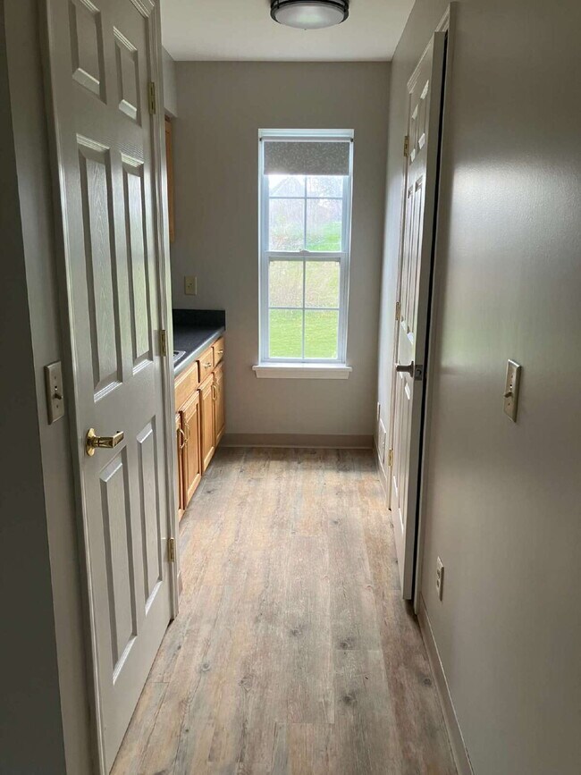 Building Photo - 2 Bedroom Townhome in Fairport Available October 1!