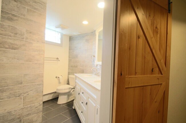Building Photo - 2565 Willow Ln