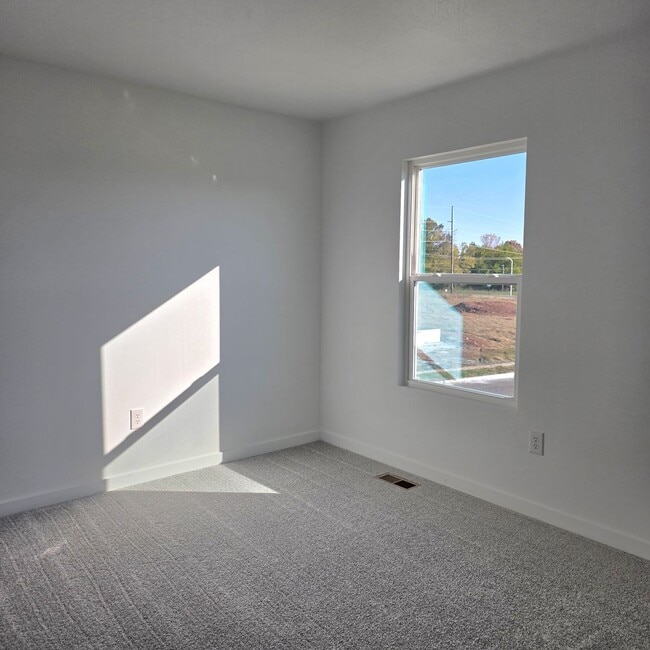 Building Photo - Brand New 4 Bedroom Home