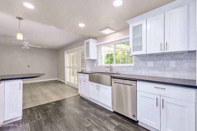 Building Photo - 6058 Hedgewall Dr