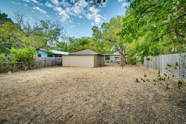 Building Photo - Urban Farmhouse - 2BD/2BA - Work Shop - Hu...