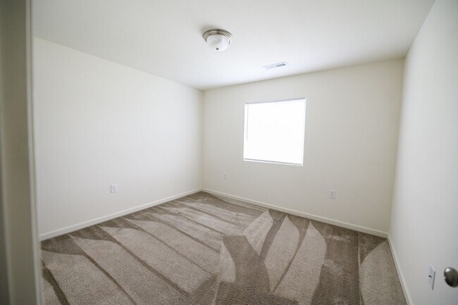 Building Photo - Like new construction 2 story home 4 bedro...
