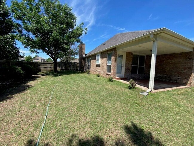 Building Photo - AVAILABLE NOW!! Corner lot 3-Bed, 2-Bath, ...
