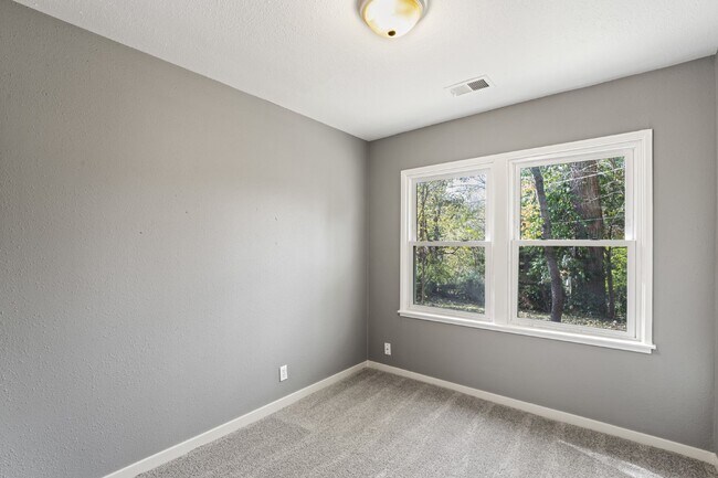 Building Photo - Welcome home to this cozy and fully updated 3-bedroom, 1-bath rental in Kansas City, KS!  1st mon...