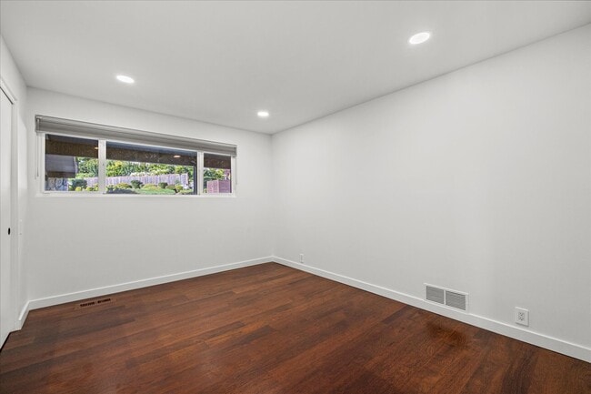 Building Photo - 9 Maple Ln