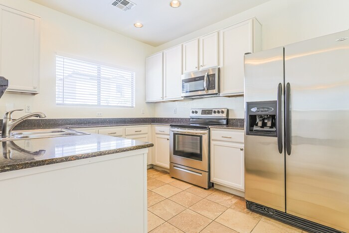 Building Photo - 2668 S Southwind Dr