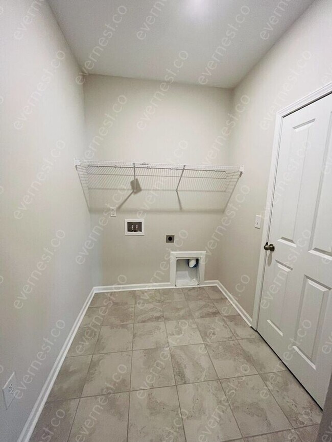Building Photo - 4-Bedroom, 2.5-Bathroom Home with Modern A...